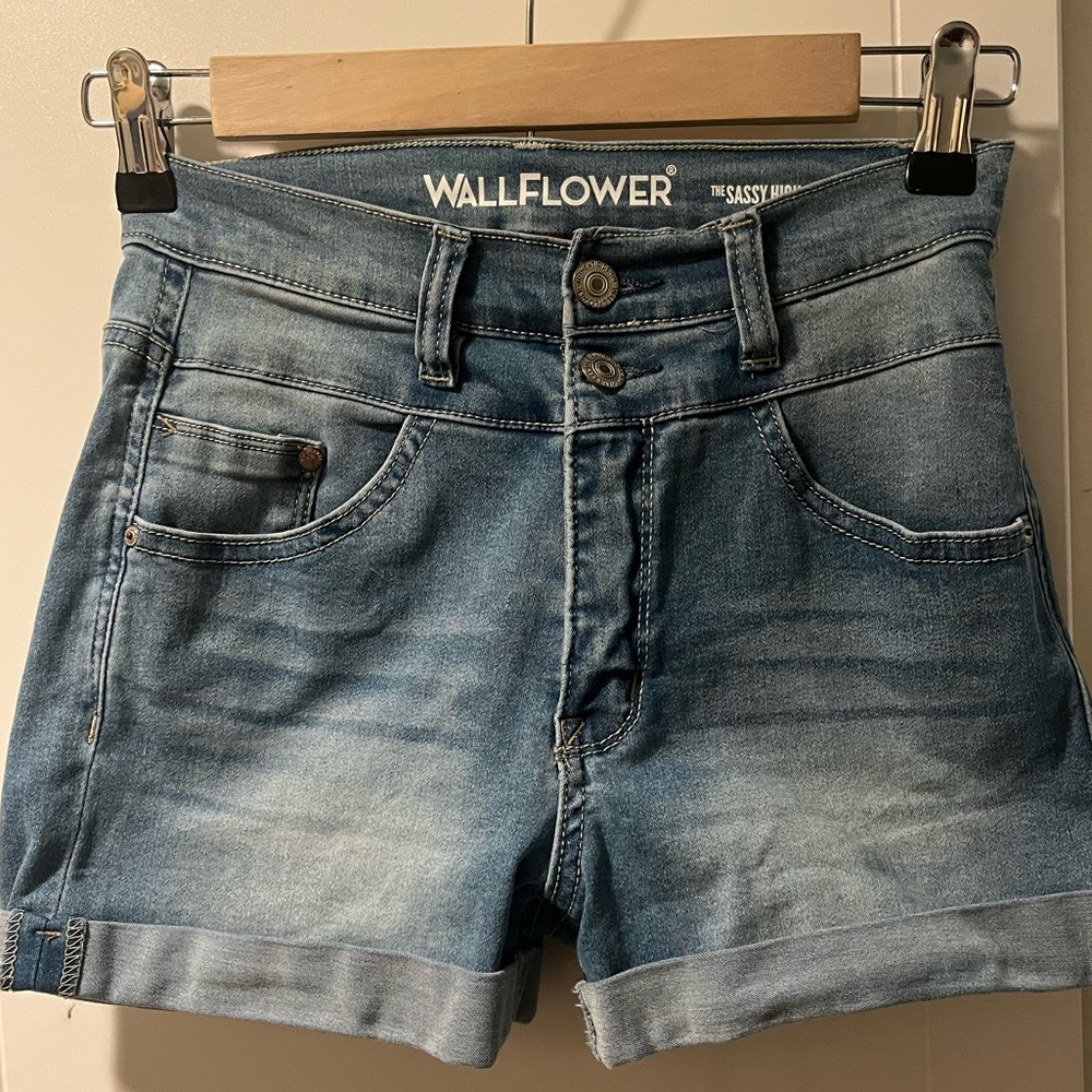 Wallflower Juniors High Rise Shorts